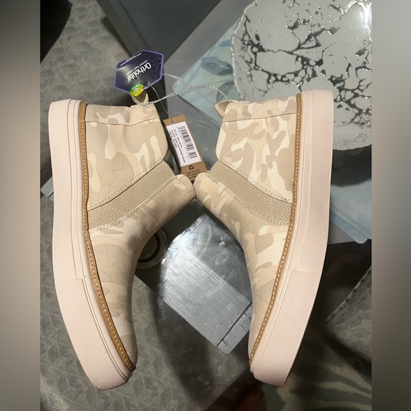 TOMS
Women's Camo Canvas Mid Cut Slip On Sneakers - Picture 8 of 8